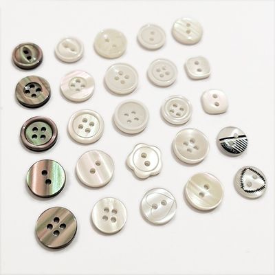 Factory Direct Selling 4 Holes Round Plastic Buttons Custom Engraved Logo Resin Button For Clothes Sweater