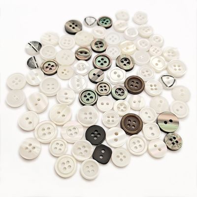 Factory Direct Selling 4 Holes Round Plastic Buttons Custom Engraved Logo Resin Button For Clothes Sweater
